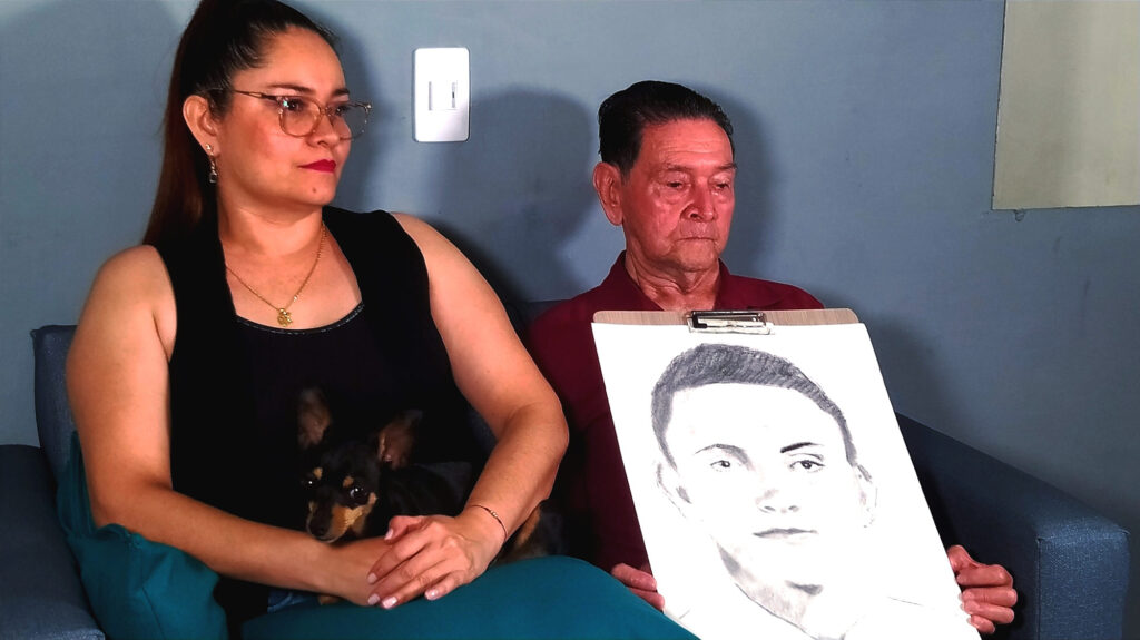 Mary Luz Hernandez Lopez y su padre Rubio Angel Hernandez Arboledaque sostiene retrato de hijo Luis Fernando Hernandez López.